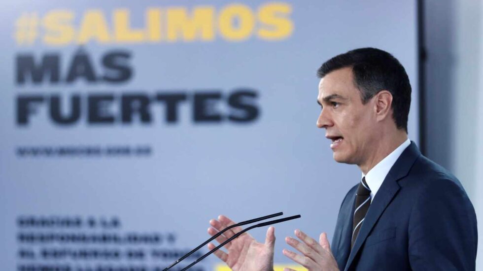 El presidente del Gobierno, Pedro Sánchez, junto al lema 'Salimos más fuertes'.