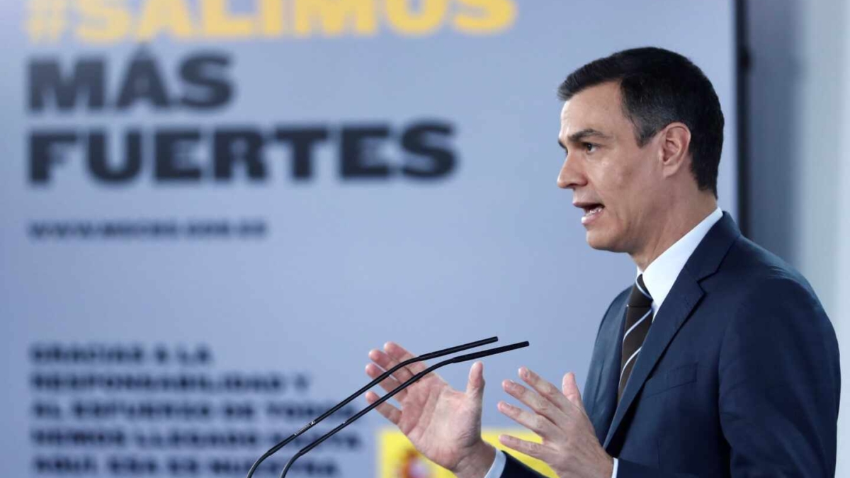 El presidente del Gobierno, Pedro Sánchez, junto al lema 'Salimos más fuertes'.