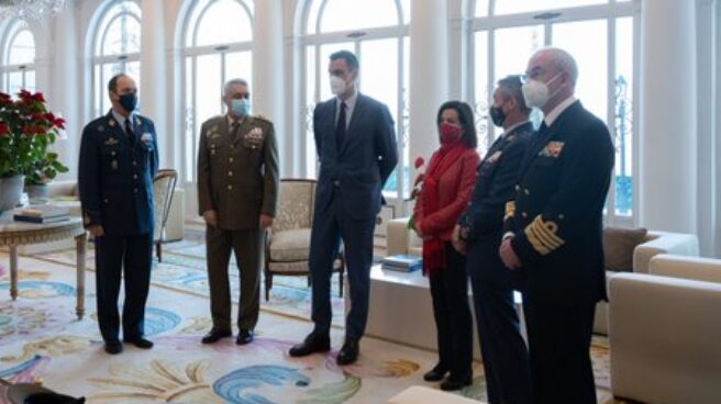 Pedro Sánchez y Margarita Robles, con altos mandos de Defensa.
