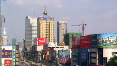 China pone en cuarentena una ciudad de 11 millones de habitantes por un nuevo brote de coronavirus