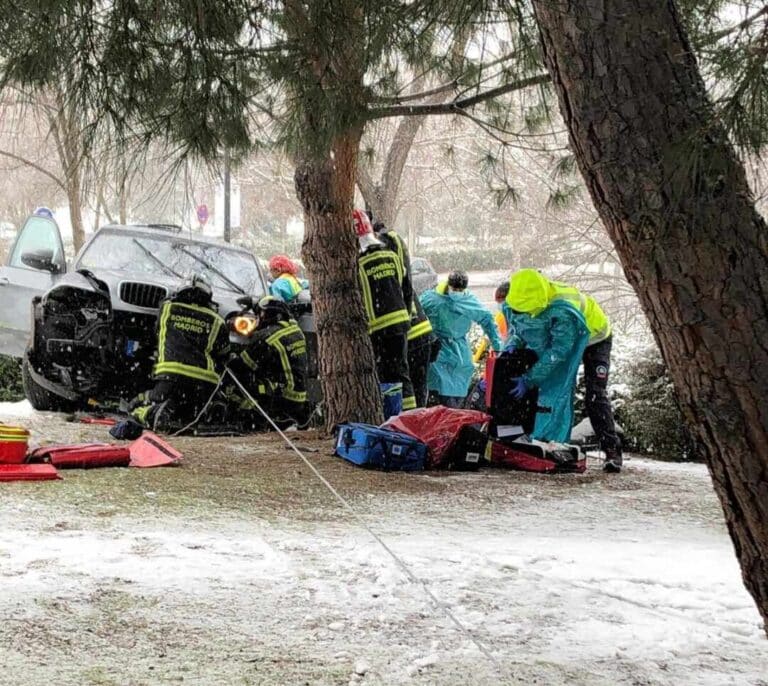 Un accidente por la nieve deja un herido grave con traumatismo craneoencefálico en Madrid