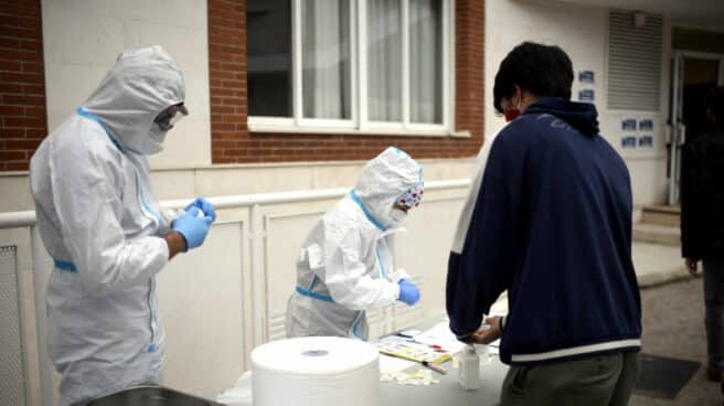 Sanitarios realizando tests de RT-PCR Una empresa de Valencia lanza un sistema para hacer test PCR en grupos de 20 a 30 personas