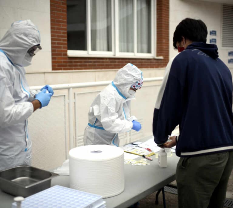 Una empresa de Valencia lanza un sistema para hacer test PCR en grupos de 20 a 30 personas