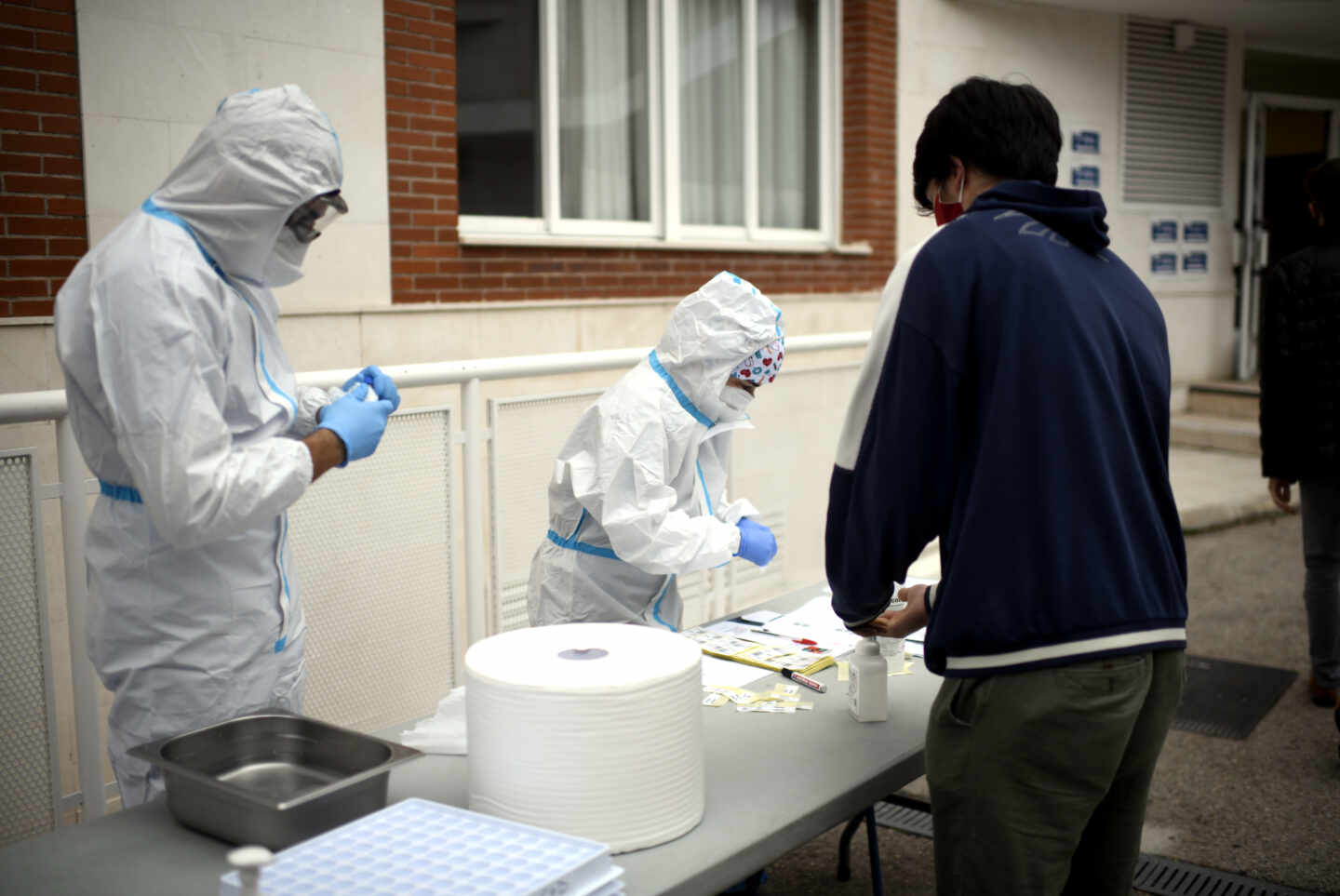 Una empresa de Valencia lanza un sistema para hacer test PCR en grupos de 20 a 30 personas