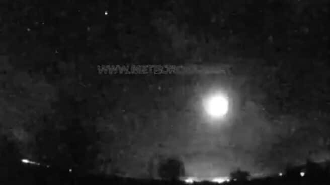 Una gran bola de fuego atraviesa el cielo Una gran bola de fuego atraviesa el cielo