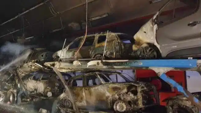 VÍDEO | Un camión incendiado obliga a cortar un túnel de la A-52 en Pontevedra