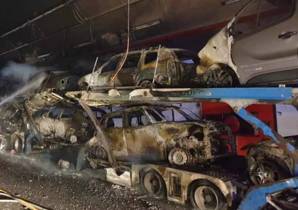 VÍDEO | Un camión incendiado obliga a cortar un túnel de la A-52 en Pontevedra