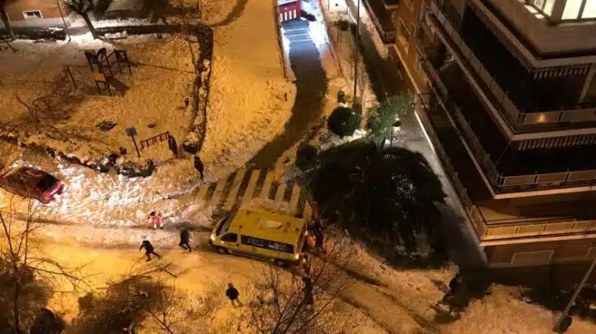 Una ambulancia, atascada por la nieve en Madrid