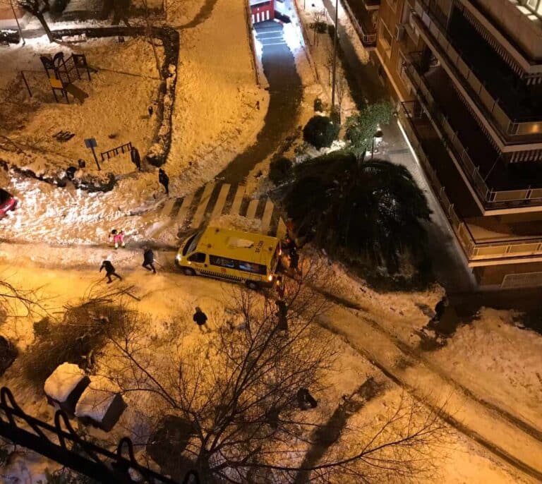 Una ambulancia, atascada por la nieve en Madrid