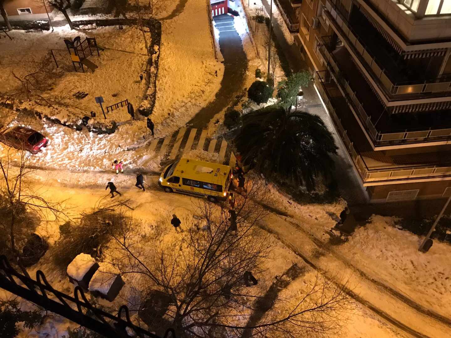 Una ambulancia, atascada por la nieve en Madrid