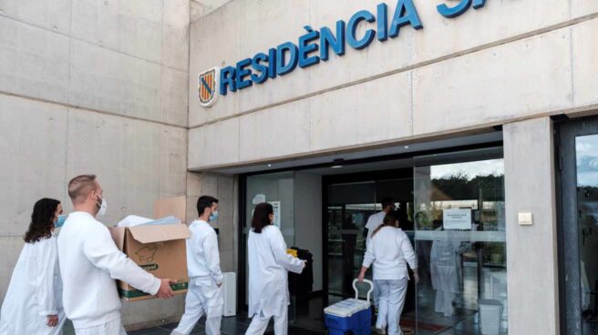Personal sanitario en la residencia de Sa Serra en Ibiza.