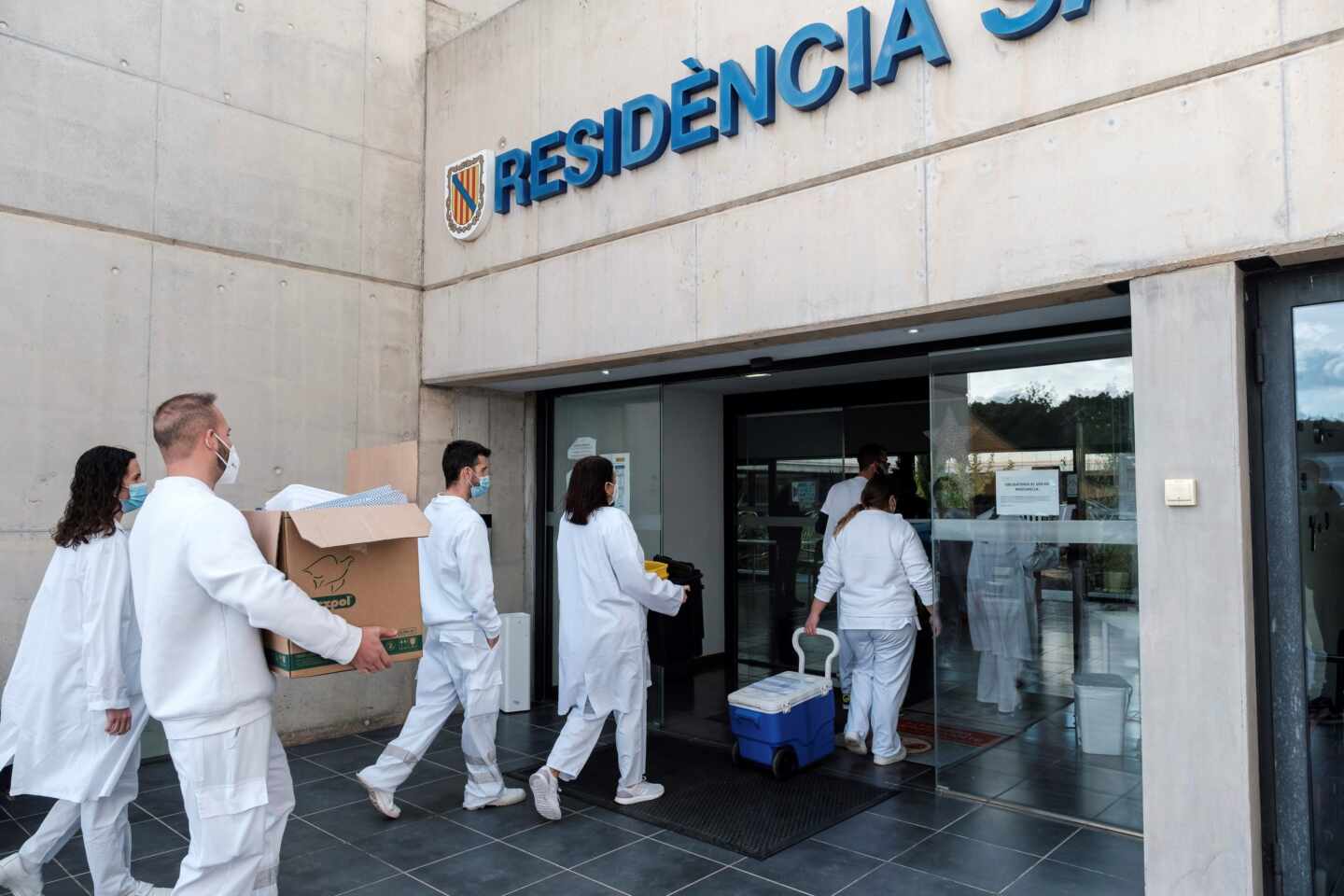 Personal sanitario en la residencia de Sa Serra en Ibiza.