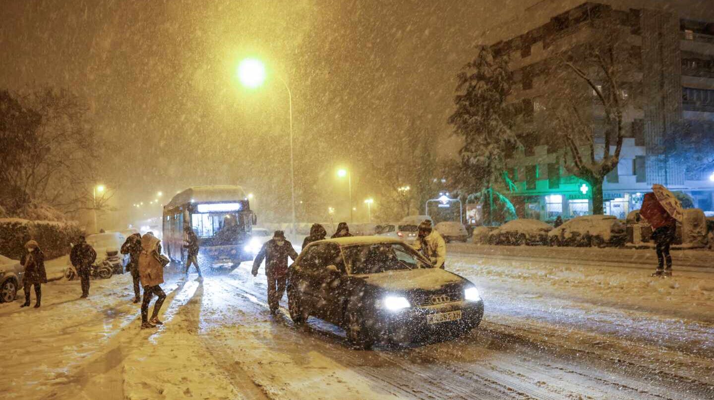 Colapso en las carreteras y en las calles de Madrid por el temporal Filomena