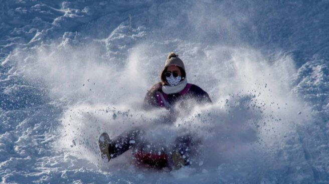 La nieve resucita el turismo familiar en las montañas de Lugo y Ourense