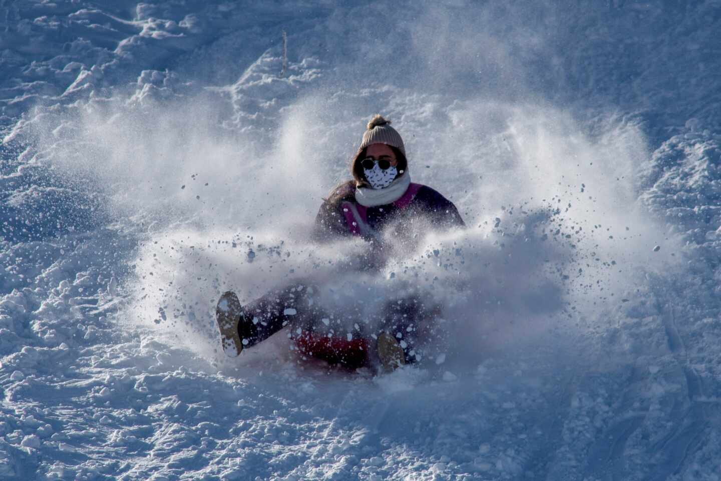 La nieve resucita el turismo familiar en las montañas de Lugo y Ourense