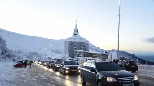 La Guardia Civil cierra el acceso a Navacerrada por quinto día consecutivo para evitar colapsos