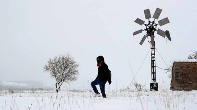 Una persona camina sobre la nieve en la localidad valenciana de Barracas.