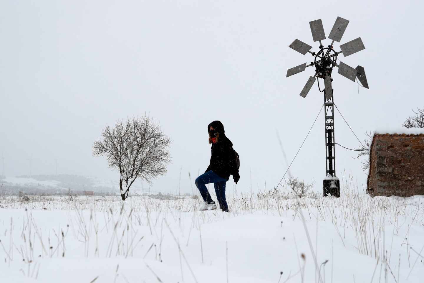 Una persona camina sobre la nieve en la localidad valenciana de Barracas.