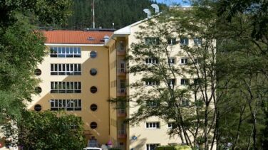 Sindicalistas, gerentes, religiosos, camareros y repartidores, vacunas sin control en un hospital de Bilbao