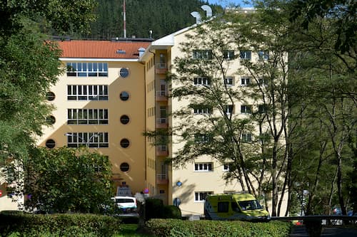 Sindicalistas, gerentes, religiosos, camareros y repartidores, vacunas sin control en un hospital de Bilbao