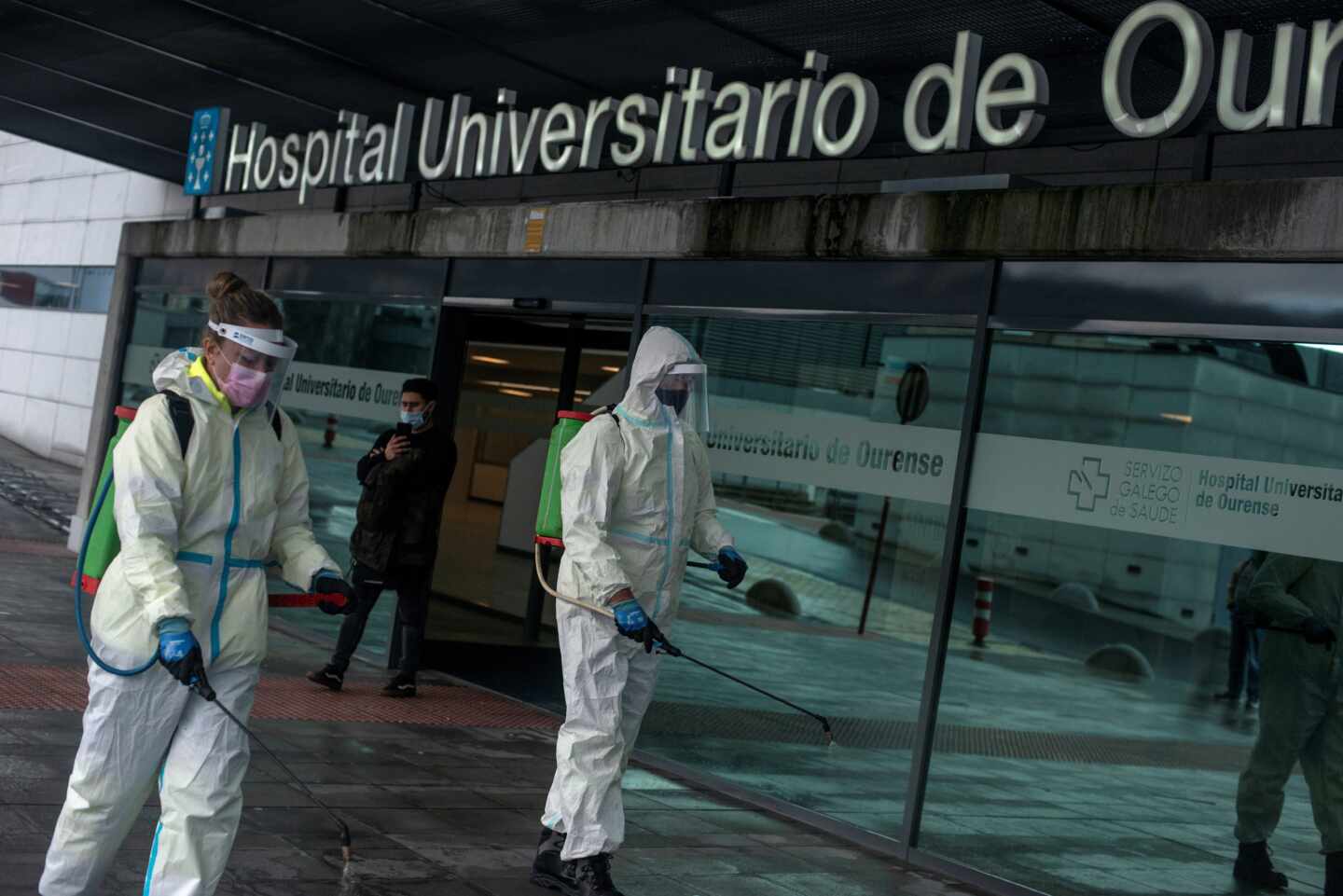 Empleados municipales desinfectan el acceso al Complejo Hospitalario Universitario de Ourense