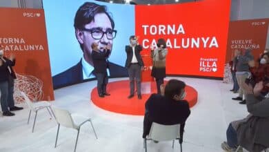 El PSC se queda solo en defensa del 14F para no perder el "efecto Illa"
