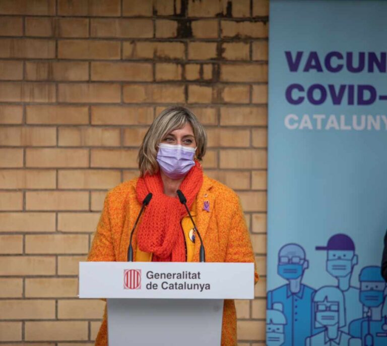 Expedientan a tres enfermeras que "invitaron" a vacunarse a familiares de residentes en un centro de Tarragona