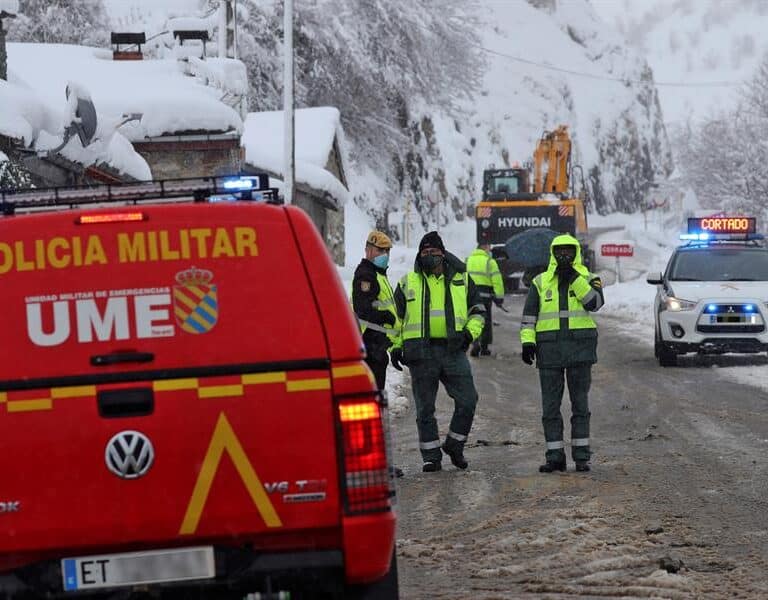 El mal tiempo impide la búsqueda del otro trabajador sepultado tras el alud de San Isidro