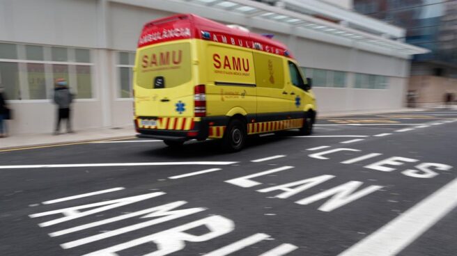 Un niño de 5 años muere y dos personas resultan heridas en un incendio en Alicante Una ambulancia, a su llegada al Hospital Clínico de Valencia.