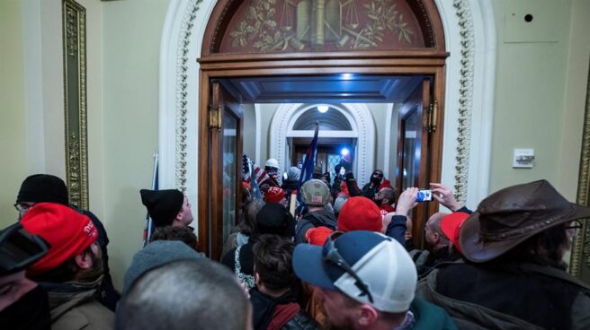 Los manifestantes asaltan el capitolio.