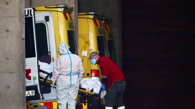 Dos profesionales sanitarios trasladan a un paciente en el hospital de Bellvitge