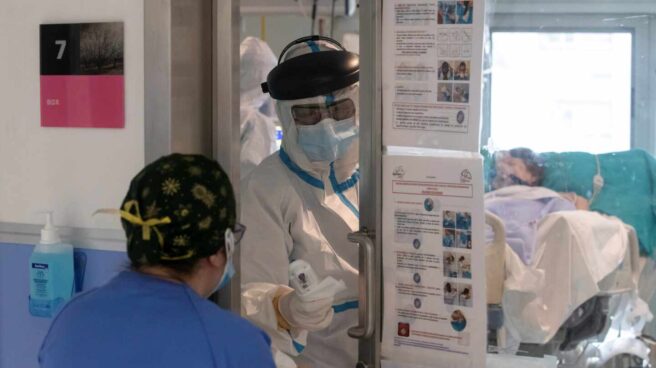 Dos enfermeras atienden a un paciente ingresado por coronavirus, este miércoles en la Unidad de Cuidados Intensivos (UCI) del Hospital Reina Sofía de Murcia. Dos enfermeras atienden a un paciente ingresado por coronavirus, este miércoles en la Unidad de Cuidados Intensivos (UCI) del Hospital Reina Sofía de Murcia.