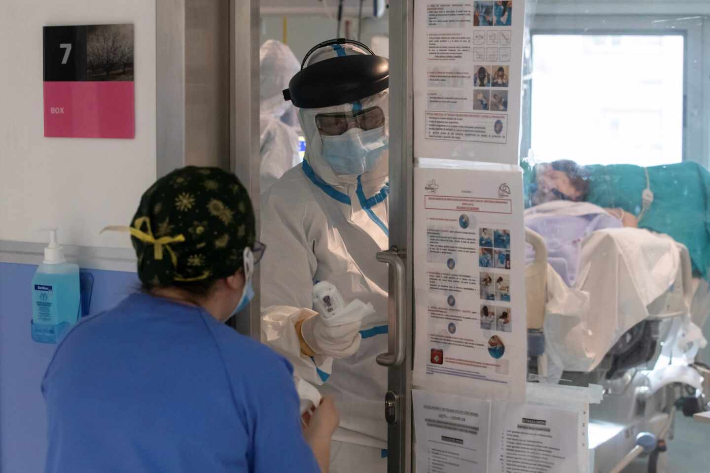 Dos enfermeras atienden a un paciente ingresado por coronavirus, este miércoles en la Unidad de Cuidados Intensivos (UCI) del Hospital Reina Sofía de Murcia.