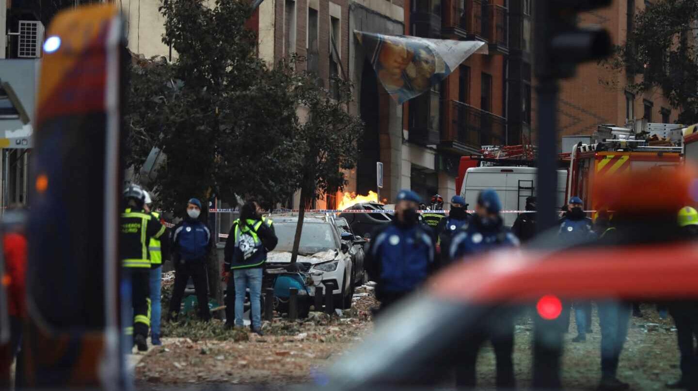 Efectivos de Bomberos, Policía y equipos de emergencias trabajan en la calle Toledo de Madrid.