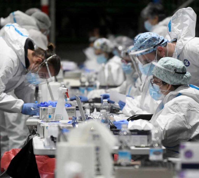 España secuencia sólo el 2% de los casos para vigilar mutaciones del virus frente al 10% que pide la UE