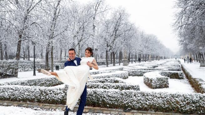 Julio y Yone, recién casados en el Retiro.
