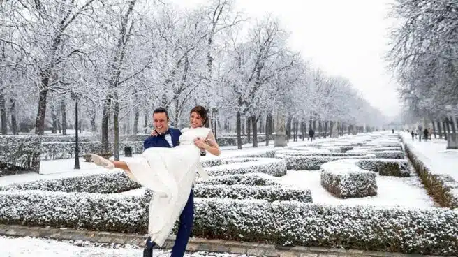 Inolvidable: boda bajo la nieve en el Parque del Retiro