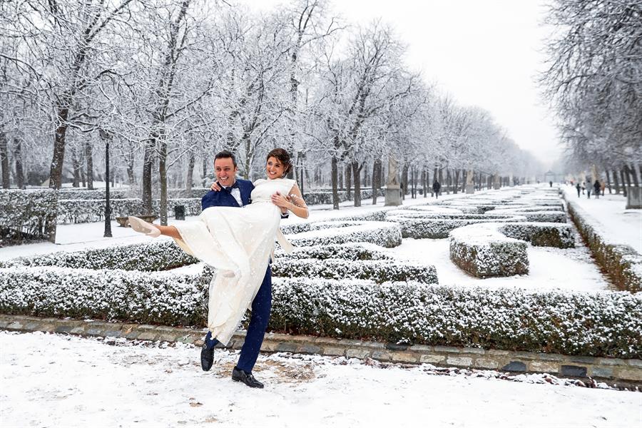 Julio y Yone, recién casados en el Retiro.