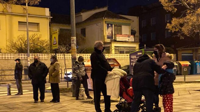 Vecinos se echan a la calle después de los terremotos en Granada.