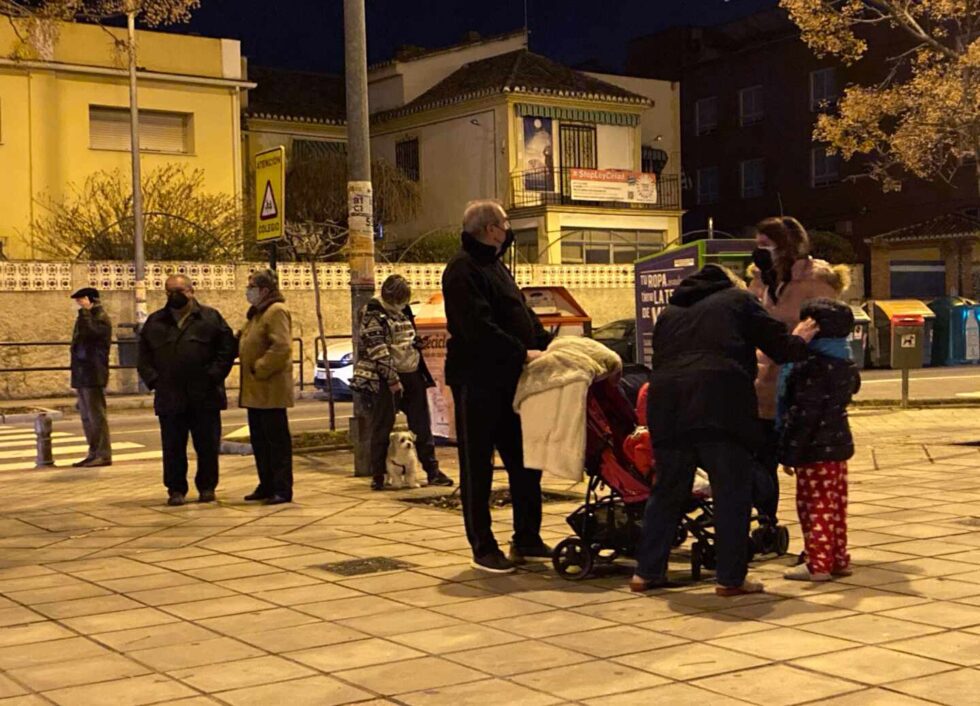 Vecinos se echan a la calle después de los terremotos en Granada.