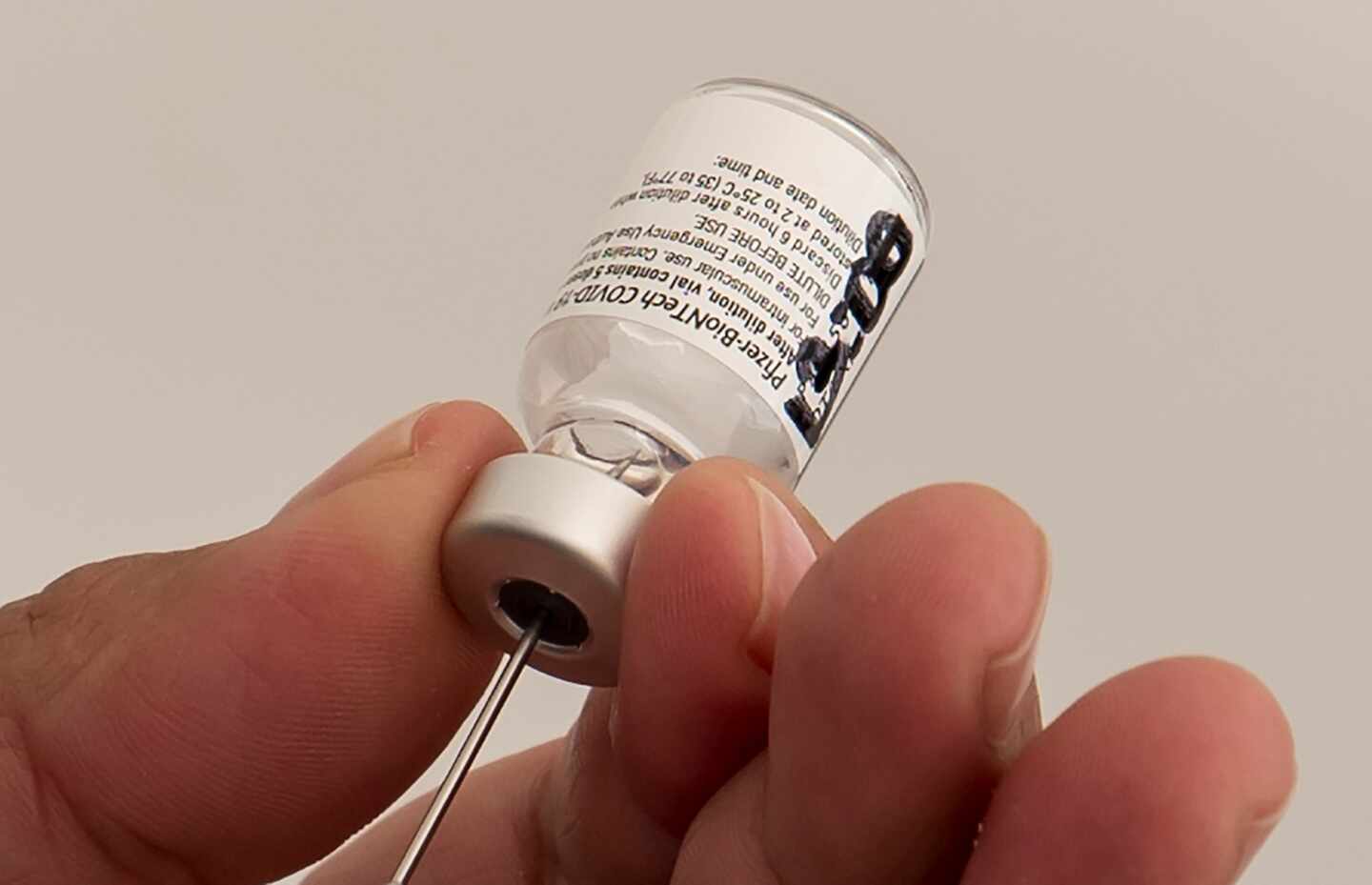 España pondrá la segunda dosis de Pfizer a vacunados con AstraZeneca en un ensayo clínico