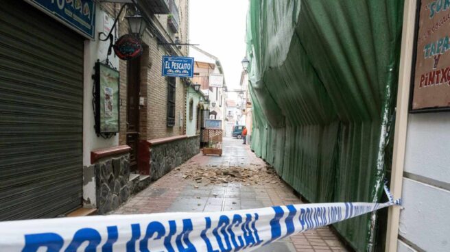 ¿Por qué en Granada se han producido 300 terremotos? Una calle con cascotes caídos de los edificios en la localidad granadina de Santa Fé tras la treintena de terremotos registrados durante la madrugada del miércoles.