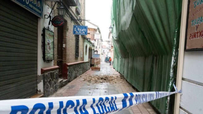 Una calle con cascotes caídos de los edificios en la localidad granadina de Santa Fé tras la treintena de terremotos registrados durante la madrugada del miércoles.