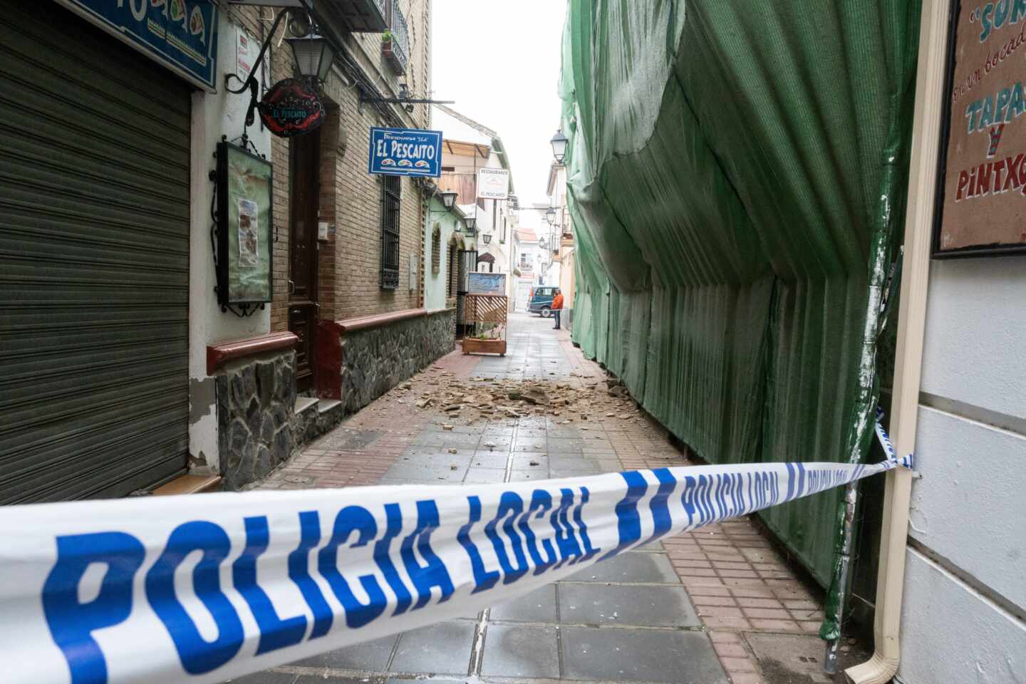 Una calle con cascotes caídos de los edificios en la localidad granadina de Santa Fé tras la treintena de terremotos registrados durante la madrugada del miércoles.