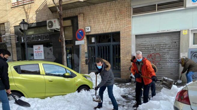 Pablo Casado retira nieve de la entrada de un centro de salud.