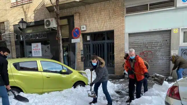Pablo Casado ayuda a retirar nieve de la puerta de varios centros de salud de Madrid