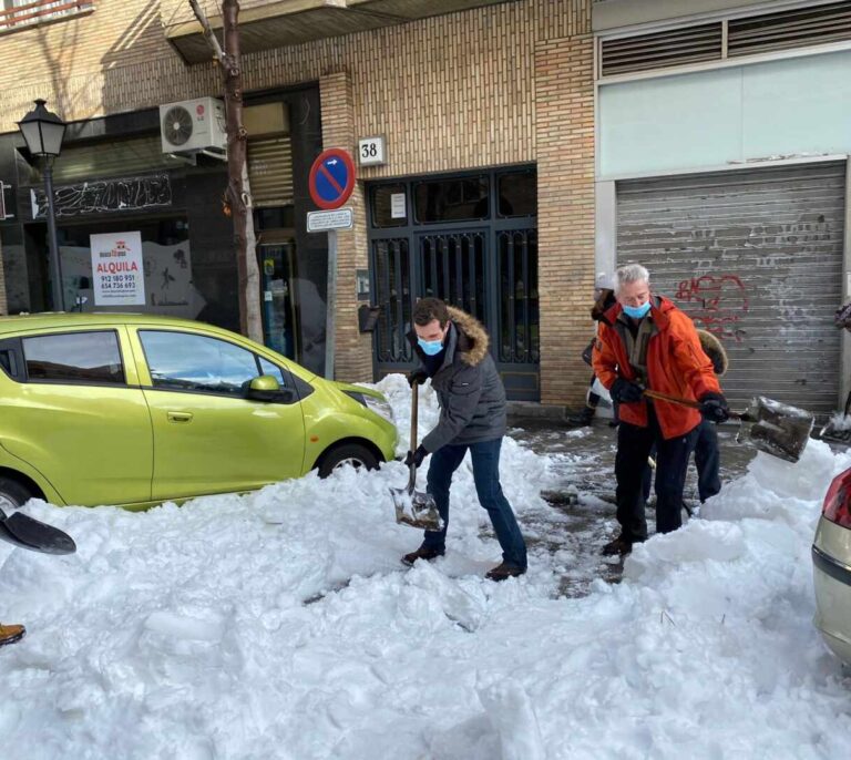 Pablo Casado ayuda a retirar nieve de la puerta de varios centros de salud de Madrid