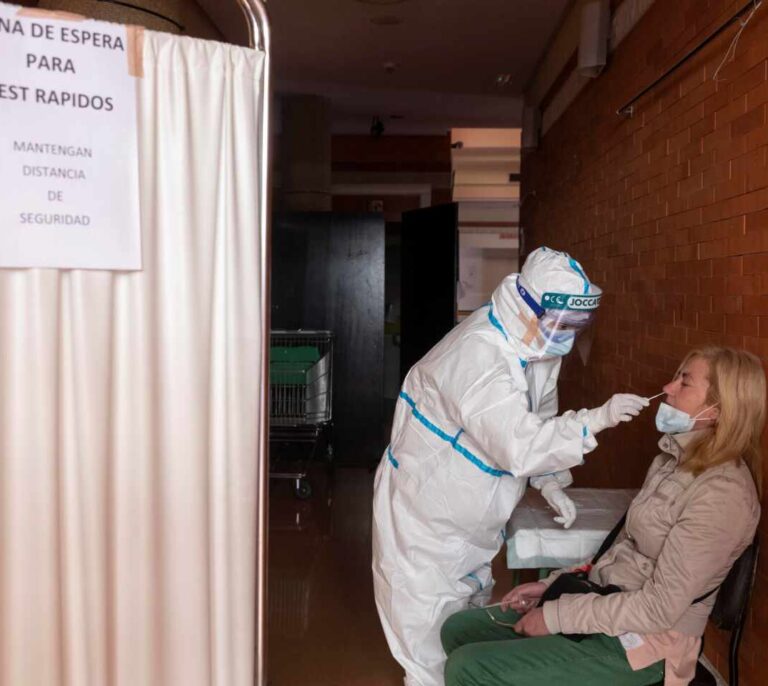 La incidencia cae a 591 casos y Sanidad notifica 21.561 contagios y 75 muertes