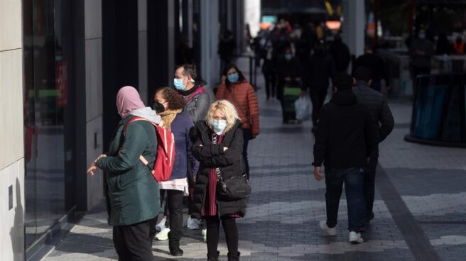 Colas ante un comercio del centro de Barcelona.