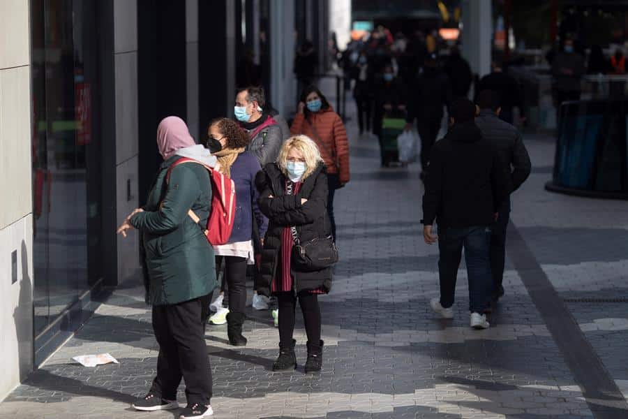 Colas ante un comercio del centro de Barcelona.